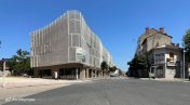 [MÉTAL DÉPLOYÉ - Une robe blanche, scintillante au soleil « Un voile enveloppant la façade »]