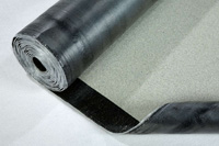 Recouverte de granulés dépolluants, la nouvelle gamme de membranes bitumineuses NOx-Activ participe activement à la réduction des oxydes d’azote