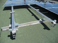 Pose du raillage composite support des modules photovoltaïques